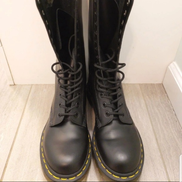 1914 14-Eye Leather Boot for Men and Women Martens Dr